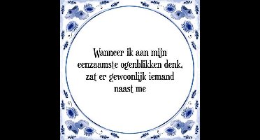 Tegeltje met Spreuk (Tegeltjeswijsheid): Wanneer ik aan mijn eenzaamste ogenblikken denk, zat er gewoonlijk iemand naast me + Kado verpakking & Plakhanger