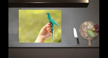 Inductieplaat Beschermer - Blauwe Origami Vogel op Hand van Mens in Groene Omgeving - 71x55 cm - 2 mm Dik - Inductie Beschermer - Bescherming Inductiekookplaat - Kookplaat Beschermer van Zwart Vinyl