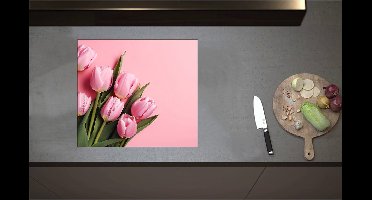 Inductieplaat Beschermer - Boeket van Roze Tulpen Liggend op Roze Oppervlak - 58x52 cm - 2 mm Dik - Inductie Beschermer - Bescherming Inductiekookplaat - Kookplaat Beschermer van Zwart Vinyl