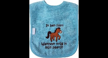 Licht blauwe slab met "Ik ben hier! Wanneer krijg ik mijn paard?" - paardrijden