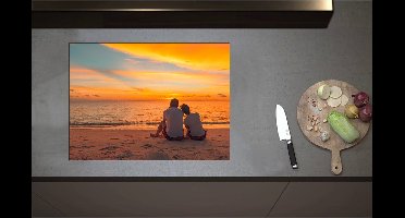 Inductieplaat Beschermer - Achteraanzicht van Verliefd Koppel op het Strand tijdens de Avondzon - 71x52 cm - 2 mm Dik - Inductie Beschermer - Bescherming Inductiekookplaat - Kookplaat Beschermer van Zwart Vinyl