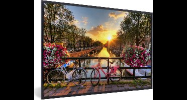 PosterMonkey - Poster - Fotolijst - Amsterdam - Fiets - Bloemen - Zon - Roze - Kader - 90x60 cm - Posters - Muurdecoratie - Poster met lijst - Kamerdecoratie