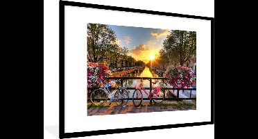 PosterMonkey - Poster - Fotolijst - Amsterdam - Fiets - Bloemen - Zon - Roze - Kader - 90x60 cm - Posters - Muurdecoratie - Poster met lijst - Kamerdecoratie