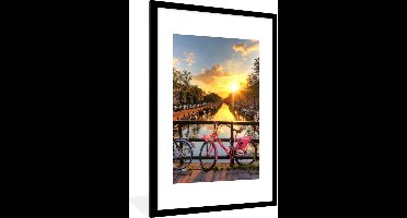 PosterMonkey - Poster - Fotolijst - Amsterdam - Fiets - Bloemen - Zon - Roze - Kader - 80x120 cm - Posters - Muurdecoratie - Poster met lijst - Kamerdecoratie