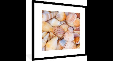 PosterMonkey - Poster met lijst - Schelpen - Oranje - Geel - Strand - Wanddecoratie - Poster zee - Fotolijst - 40x40 cm - Kader - Poster frame - Muurdecoratie - Poster in lijst