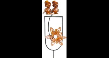 Schommelende vogels met hoed op stok