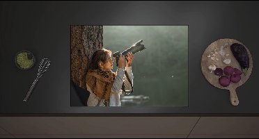 Inductie Beschermer - Fotograaf Leunend tegen Boom aan Rivier op Zonnige Dag - 70x52 cm - 2 mm Dik - Inductieplaat Beschermer met zwarte kern