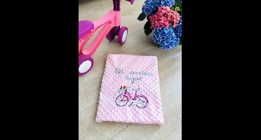 Roze babydeken met een fiets en een geborduurde toewijding in het Nederlands/Pink baby blanket with a bicycle and dedication in Dutch embroidered 95 x 120 cm