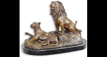 EEN BRONZEN BEELD VAN EEN LEEUW EN EEN LEEUWIN