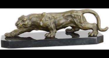 EEN BRONZEN BEELD VAN EEN GEHURKTE PANTER