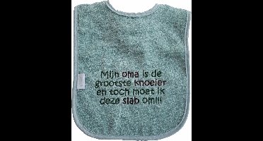 Groene (stone green) slab met "Mijn oma is de grootste knoeier en toch moet ik deze slab om!!!" - lief, kraamcadeautje, cadeau, babyshower, groen