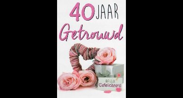 40 jaar getrouwd! Van harte gefeliciteerd! Een grappige kaart met een hart waar rozen omheen liggen en een cadeau bij staat. Een leuke kaart om zo te geven of om bij een kado te voegen. Een dubbele wenskaart inclusief envelop en in folie verpakt.