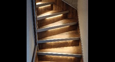 Led trapverlichting set met bewegingssensoren - Led strips 50 cm met warm wit licht - Werkt met de bekende verlichting apps - Basic set in zwart profiel voor max. 16 treden - Bedienen via app