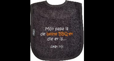 Zwarte slab met "Mijn papa is de beste BBQ-er die er is (zegt hij)"