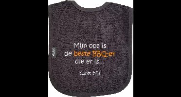 Zwarte slab met "Mijn opa is de beste bbq-er die er is... (zegt hij)"