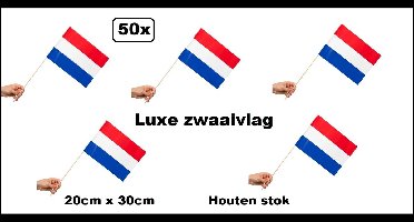 50x Zwaaivlaggetjes op houten stok Holland 20cm x 30cm - stok 50cm - Luxe zwaai vlaggetjes Koningsdag thema feest voetbal festival uitdeel