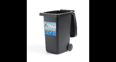 Container sticker Steiger illustratie - Een illustratie van springende kinderen op een steiger Klikosticker - 40x40 cm - kliko sticker - weerbestendige containersticker