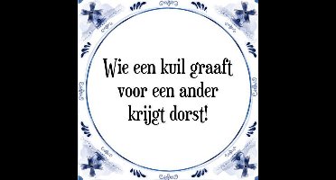 Tegeltje met Spreuk (Tegeltjeswijsheid): Wie een kuil graaft voor een ander krijgt dorst! + Kado verpakking & Plakhanger