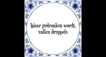 Tegeltje met Spreuk (Tegeltjeswijsheid): Waar gedronken wordt, vallen druppels + Kado verpakking & Plakhanger