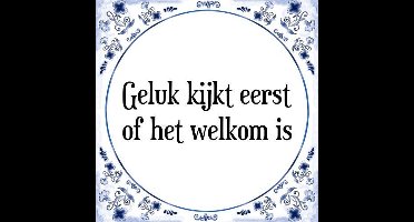 Tegeltje met Spreuk (Tegeltjeswijsheid): Geluk kijkt eerst of het welkom is + Kado verpakking & Plakhanger