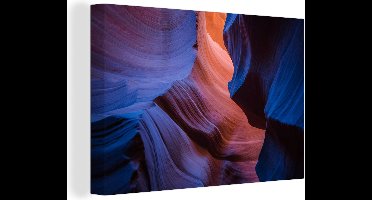 Canvas schilderij 140x90 cm - Wanddecoratie Donkerblauwe kleuren schijnen door de gleuven van de Antelope Canyon - Muurdecoratie woonkamer - Slaapkamer decoratie - Kamer accessoires - Schilderijen