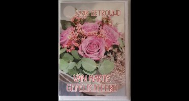 … jaar getrouwd! Van harte gefeliciteerd. Een bijzondere kaart vol met bloemen. Erg leuk om bij een cadeau te voegen. Een dubbele wenskaart inclusief envelop en in folie verpakt.