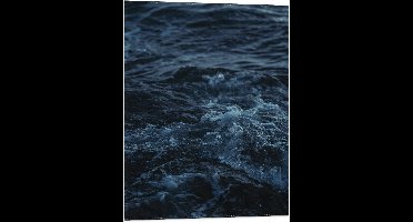 WallClassics - Vlag - Donkere Kalme Golven in Zee - 60x80 cm Foto op Polyester Vlag