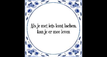 Tegeltje met Spreuk (Tegeltjeswijsheid): Als je met iets kunt lachen, kan je er mee leven + Kado verpakking & Plakhanger