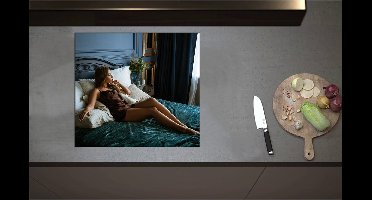 Inductieplaat Beschermer - Chique Vrouw in Satijnen Bruine Jurk op Bed - 60x55 cm - 2 mm Dik - Inductie Beschermer - Bescherming Inductiekookplaat - Kookplaat Beschermer van Zwart Vinyl