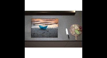 Inductieplaat Beschermer - Blauwe Papieren Origami Bootje Aangespoeld op het Strand tijdens Opkomende Zon - 70x50 cm - 2 mm Dik - Inductie Beschermer - Bescherming Inductiekookplaat - Kookplaat Beschermer van Wit Vinyl