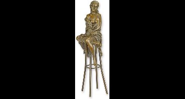 EEN BRONZEN BEELD VAN EEN DAME OP EEN BARSTOEL