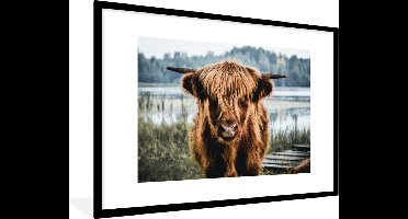 PosterMonkey - Poster - Fotolijst - Schotse hooglander - Dieren - Koe - Natuur - Water - Kader - 120x80 cm - Poster Schotse hooglander - Kamer decoratie - Poster lijst - Poster dieren