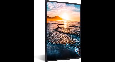PosterMonkey - Posters - Poster in lijst - Zee - Berg - Avond - Lucht - Zon - Poster - Fotolijst - 20x30 cm - Poster met kader - Wanddecoratie - Muurdecoratie