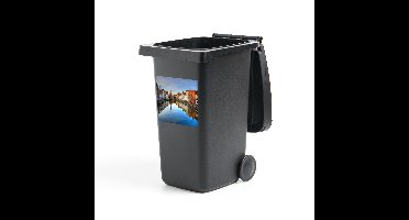 Container sticker Uitsneden Belgie - Oude huizen langs het kanaal in België Klikosticker - 40x40 cm - kliko sticker - weerbestendige containersticker