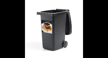 Container sticker Tiramisu - Een zijaanzicht van een Tiramisu dessert dat op een vierkant bord geserveerd wordt Klikosticker - 40x40 cm - kliko sticker - weerbestendige containersticker