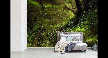 Fotobehang vinyl - Vuurvliegjes op de bemoste bodem van een bos breedte 600 cm x hoogte 400 cm - Foto print op behang (in 7 formaten beschikbaar)