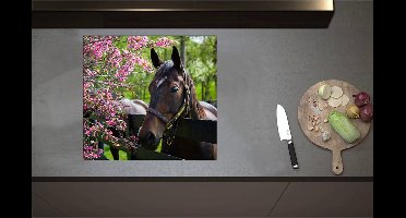 Inductieplaat Beschermer - Bruin paard met halster steunt hoofd op houten hek richting roze bloemen - 59x55 cm - 2 mm Dik - Inductie Beschermer - Bescherming Inductiekookplaat - Kookplaat Beschermer van Wit Vinyl