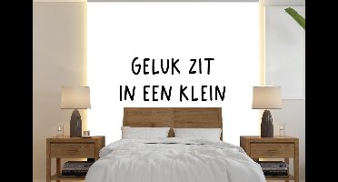 Behang - Fotobehang Spreuken - Quotes - Geluk zit in een rompertje - Breedte 260 cm x hoogte 260 cm