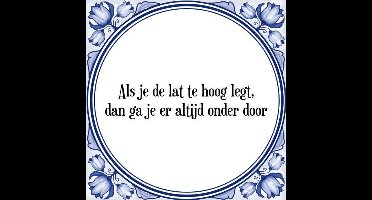 Tegeltje met Spreuk (Tegeltjeswijsheid): Als je de lat te hoog legt, dan ga je er altijd onder door + Kado verpakking & Plakhanger