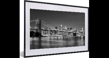PosterMonkey - Poster - Fotolijst - Brooklyn - Brug - New York - Water - Zwart wit - Kader - Poster in lijst - 60x40 cm - Muurdecoratie - Kamer decoratie - Posters - Decoratie woonkamer