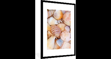 PosterMonkey - Poster met lijst - Schelpen - Oranje - Geel - Strand - Wanddecoratie - Poster zee - Fotolijst - 60x90 cm - Kader - Poster frame - Muurdecoratie - Poster in lijst