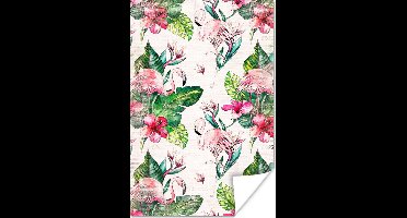 Patroon van roze flamingo's en bladeren en bloemen tegen een achtergrond van kranten 20x30 cm - klein - Foto print op Poster (wanddecoratie woonkamer / slaapkamer)