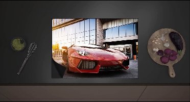 Inductieplaat Beschermer - Rode Sportauto Geparkeerd voor Gebouw - 70x52 cm - 2 mm Dik - Inductie Beschermer met zwarte kern