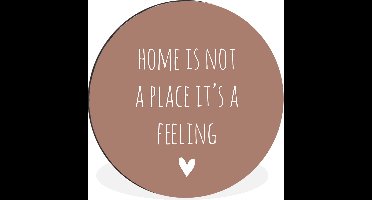 WallCircle - Wandcirkel - Muurcirkel - Engelse quote "Home is not a place it's a feeling" met een hartje tegen een bruine achtergrond - Aluminium - Dibond - ⌀ 120 cm - Binnen en Buiten XXL