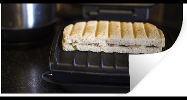 Muurstickers - Sticker Folie - Tosti op een zwart tosti-ijzer - 40x20 cm - Plakfolie - Muurstickers Kinderkamer - Zelfklevend Behang - Zelfklevend behangpapier - Stickerfolie