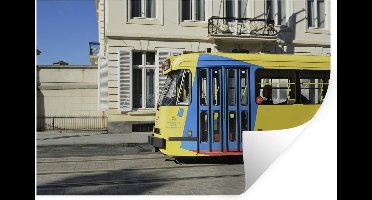 Muurstickers - Sticker Folie - Een gele met blauwe tram rijdt door de straten van Brussel - 30x20 cm - Plakfolie - Muurstickers Kinderkamer - Zelfklevend Behang - Zelfklevend behangpapier - Stickerfolie