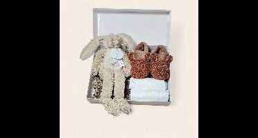 Luxe kraamcadeau – met luiers, Apollo slofjes en Richie beige knuffel 28 cm