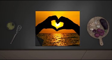 Inductieplaat Beschermer - Hart Gevormd van Handen boven Zeewater bij Zonsondergang - 60x52 cm - 2 mm Dik - Inductie Beschermer met zwarte kern