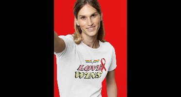 Shirt - Love wins - Wurban Wear | Grappig shirt | Pride | Unisex tshirt | Pride vlag | Regenboog vlag | LGBTQ | Make up | Gay | Liefde | Wit