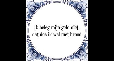 Tegeltje met Spreuk (Tegeltjeswijsheid): Ik beleg mijn geld niet, dat doe ik wel met brood + Kado verpakking & Plakhanger